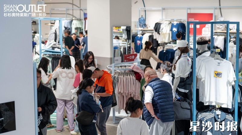 优惠活动吸引了众多市民选购。