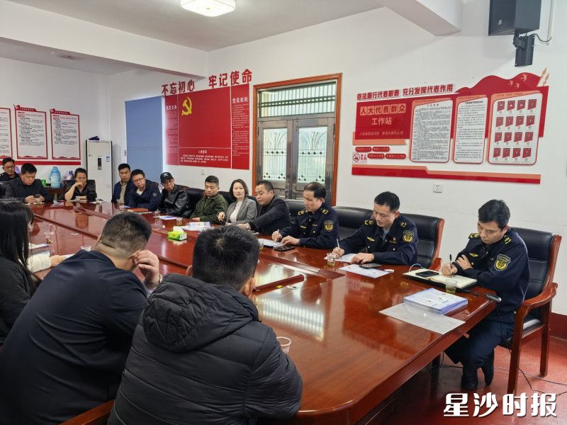 执法队员在江背社区开展企业劳动用工风险防范暨防范非法集资专题宣讲会。 长沙县行政执法局供图