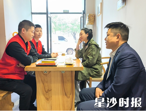 “融梨议事会”在小区门店召开。均为街道供图