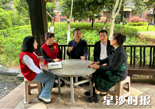 “老铁议事会”在小区凉亭召开。