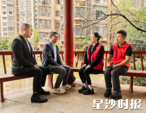 问题处理后，社区进行“回头看”，再次在小区休闲角召开“东苑邻里”议事会。