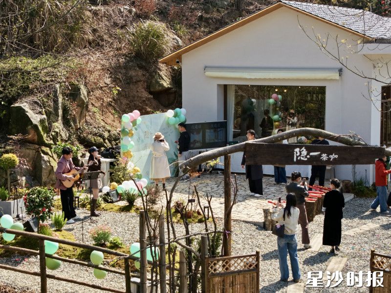 隐一茶咖内，市民拍照留念。福临镇供图