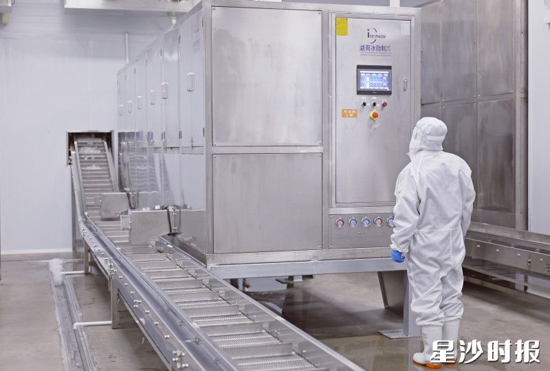 工作人员正在调试制冰设备。