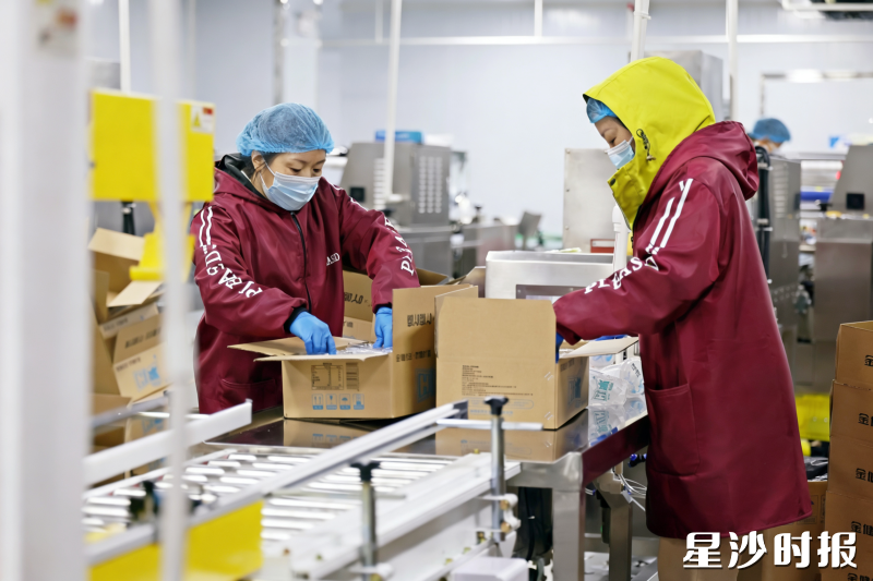 工人们将冰杯成品清点打包。