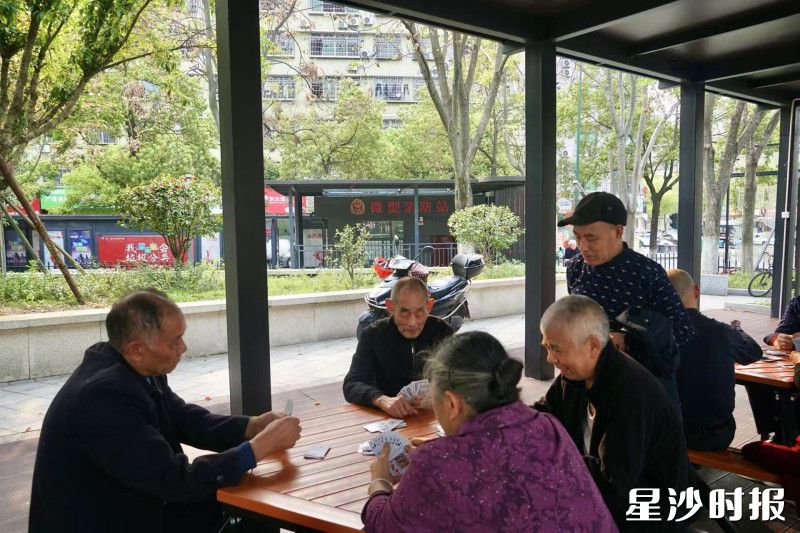 灰埠社区的口袋公园成为了居民的娱乐聚集地。均为彭永礼 摄