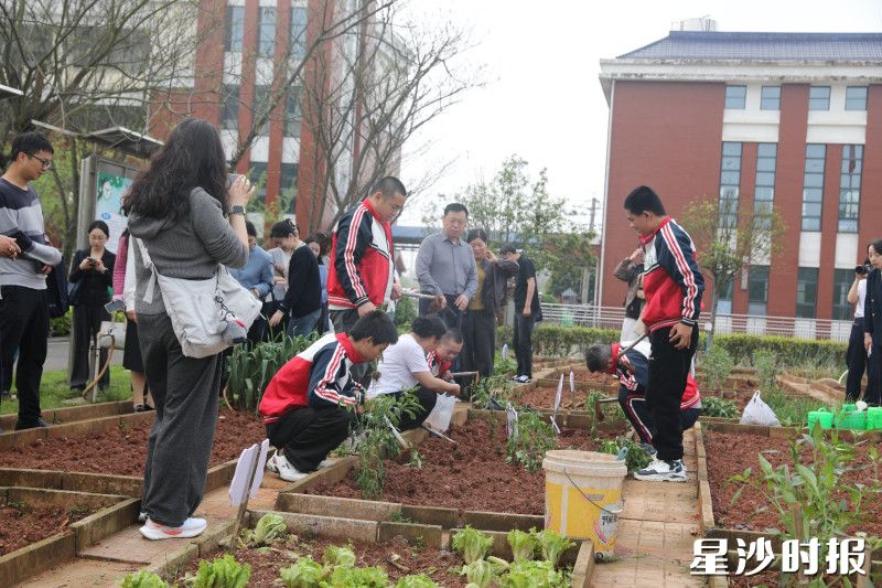 图为研修班成员参观县特校的劳动实践基地。均为文雅丽 摄