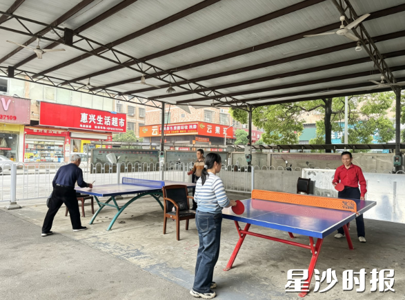 社区在户外区域设置乒乓球桌。