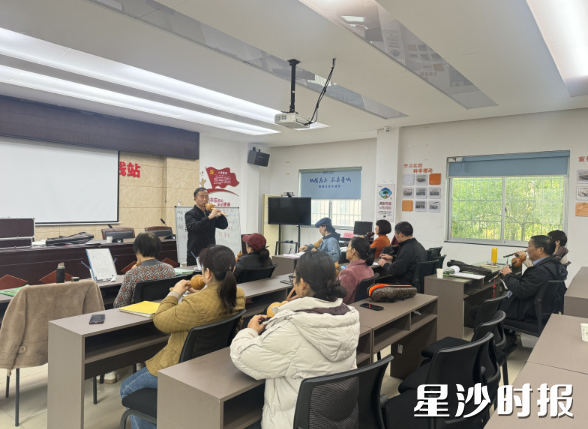 社区开设葫芦丝公益培训班，丰富老年人生活。