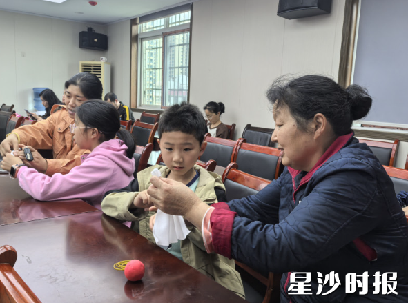 小朋友们认真学习扎染。通讯员供图