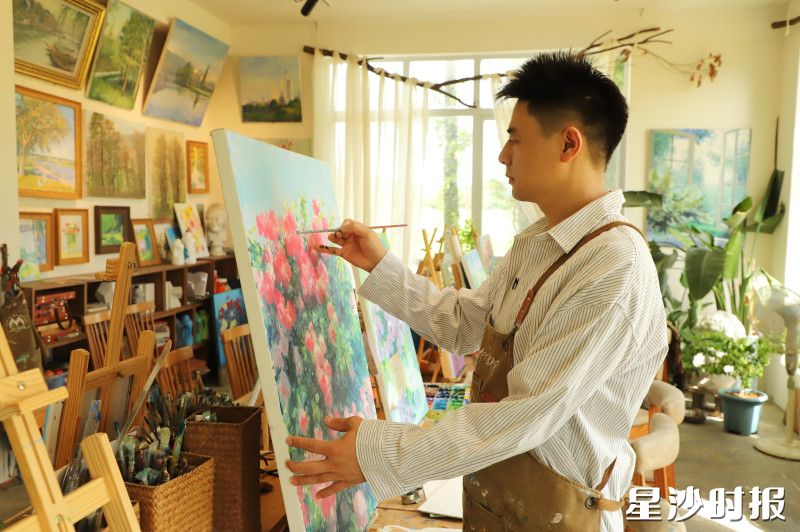 颜料的气息与田野的芳香交织，画室的主理人马林正在作画。均为阮霖浩 摄