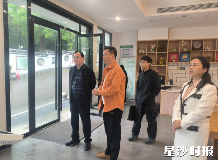 调研现场。均为县商务局供图