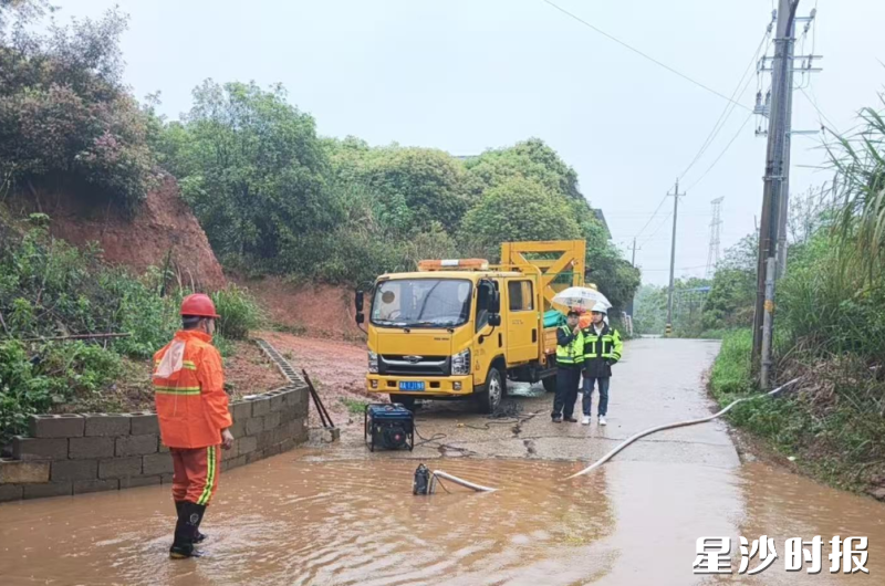 涵洞积水排涝现场。黄兴镇供图 涵洞积水排涝现场。黄兴镇供图