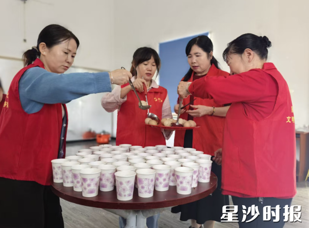 社区准备鸡蛋，同步开展抽奖。均为星沙街道供图