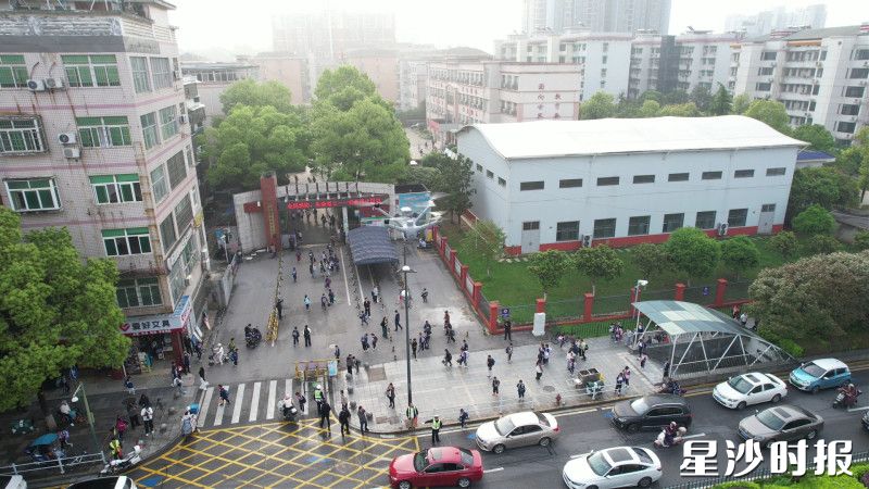 长沙市盼盼中心小学附近上空的无人机，如同恪尽职守的“空中哨兵”。长沙县公安局供图