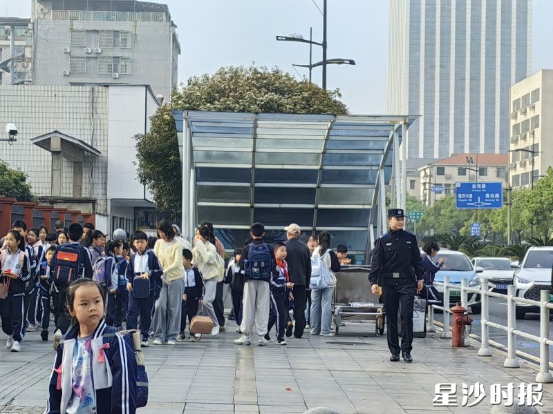 民警在校门口巡逻，有了无人机后，构建起“空中巡查+地面管控”无缝衔接的“空地一体”精准防控体系。李丹 摄