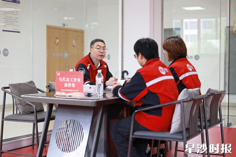 马石光在接待快递行业从业人员。均为柳峥 摄