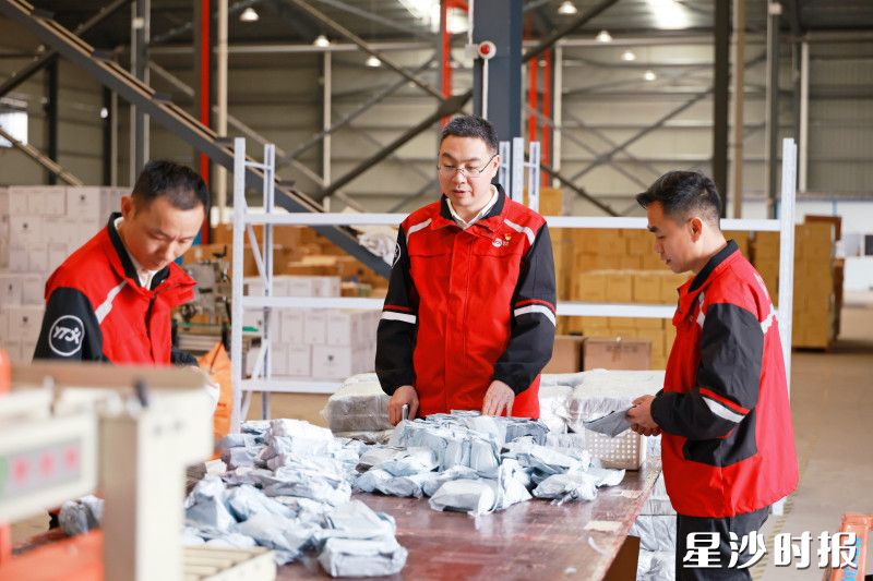 马石光在圆通星沙二部网点现场宣传党的二十大精神。