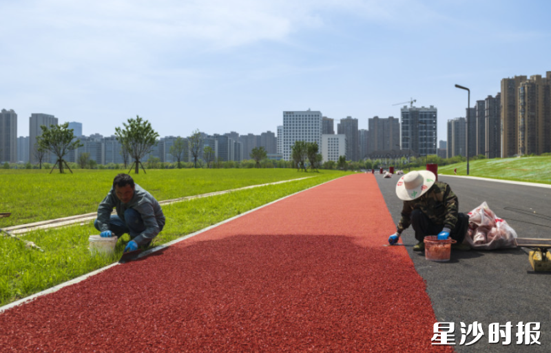 EPDM弹性跑道将接入松雅湖环湖跑道体系，形成完整的环湖跑道闭环。刘思源 摄