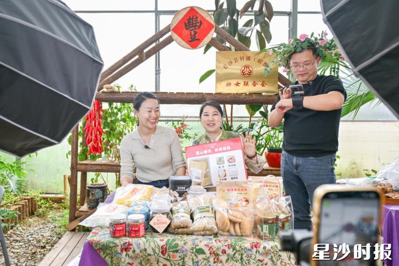 图为直播现场。均为刘思源 摄