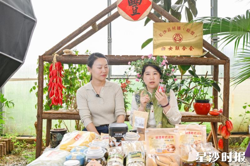 图为直播现场。