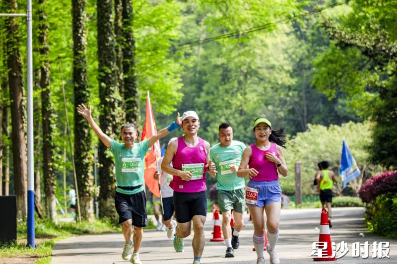 跑者们奔跑在大山冲森林公园的林间步道。