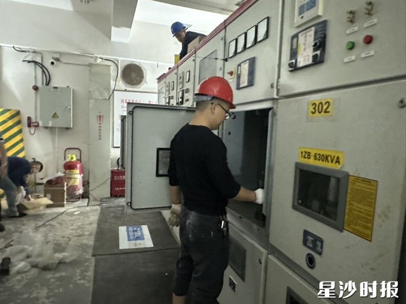 工作人员正在紧张维修。街道供图