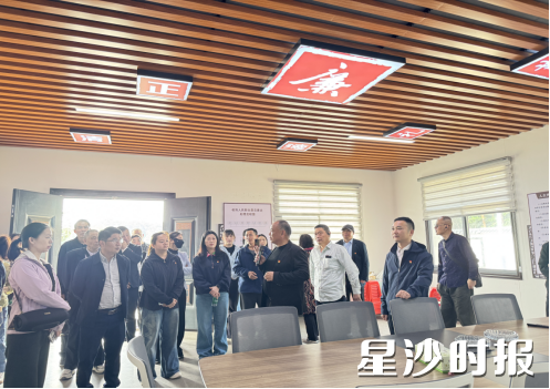 社区党员在何德全将军故里沉浸式学习。均为街道供图