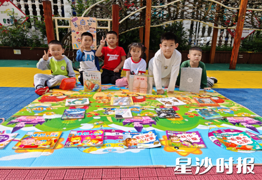 小朋友化身“小老板”，售卖家中闲置物品。