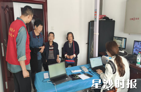 家庭医生为居民签约、体检现场。