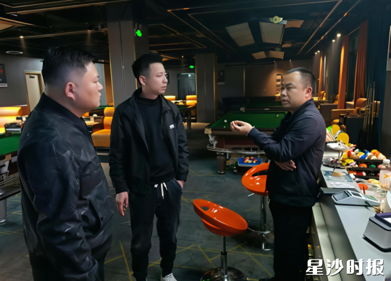 星沙街道主要负责人夜晚坚持在店里巡查督促整改。