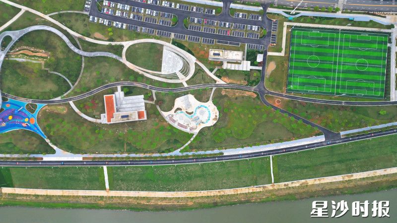 项目科学规划滨水游步道、林荫绿道、足球运动场地、儿童游乐区等设施，打造艺术美学与功能体验并存的休闲去处。
