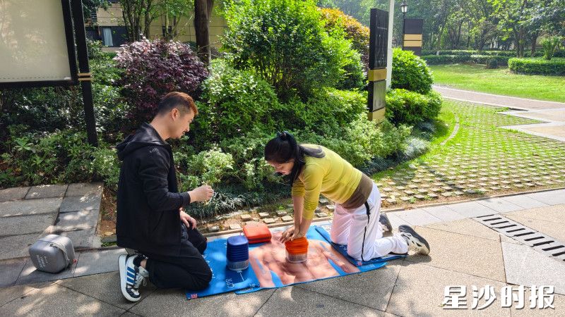 居民在易卓的指导下进行心肺复苏练习。