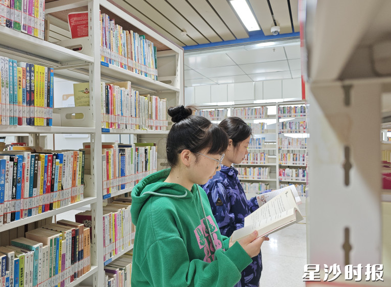 在长沙县图书馆，读者在专心阅读。均为杨源 摄