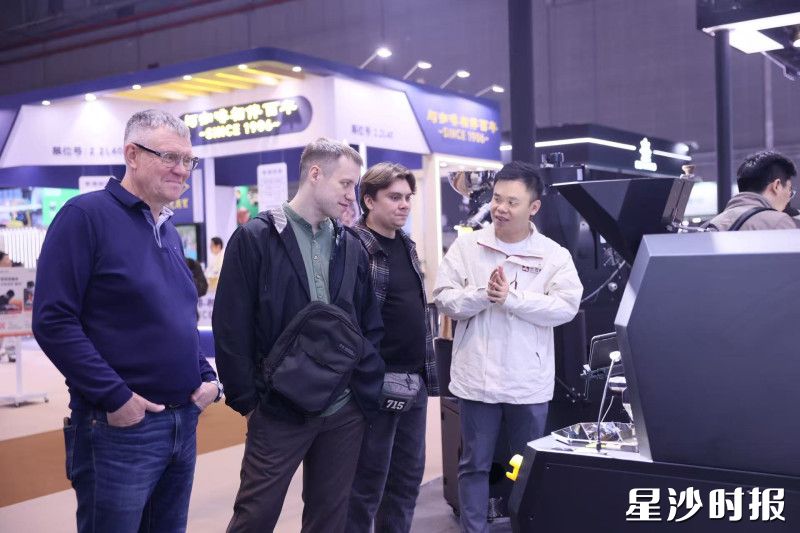 三豆客负责人周南向来自全球的行业同仁及咖啡爱好者推介MASTER 3.0 AI。均为企业供图 三豆客负责人周南向来自全球的行业同仁及咖啡爱好者推介MASTER 3.0 AI。均为企业供图