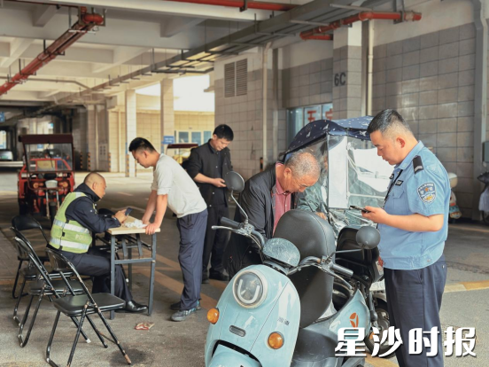 在湘贸社区，电动车上牌窗口搬进了中南汽配城。