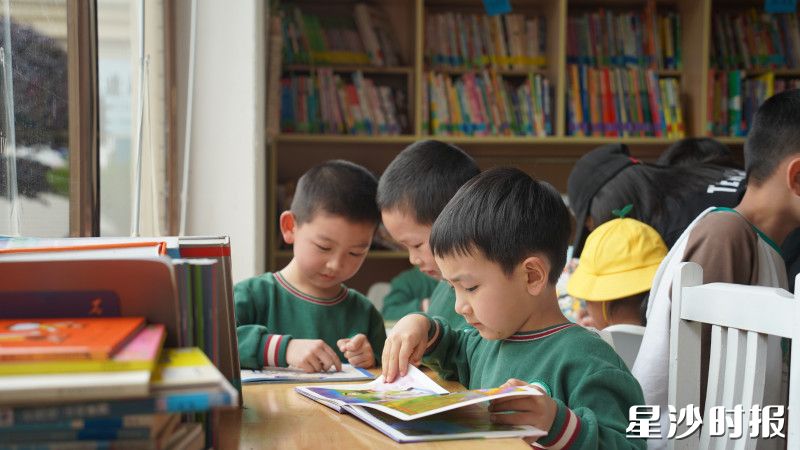 在世界读书日，湘郡社区“一书一世界”儿童友好书屋正式启动。