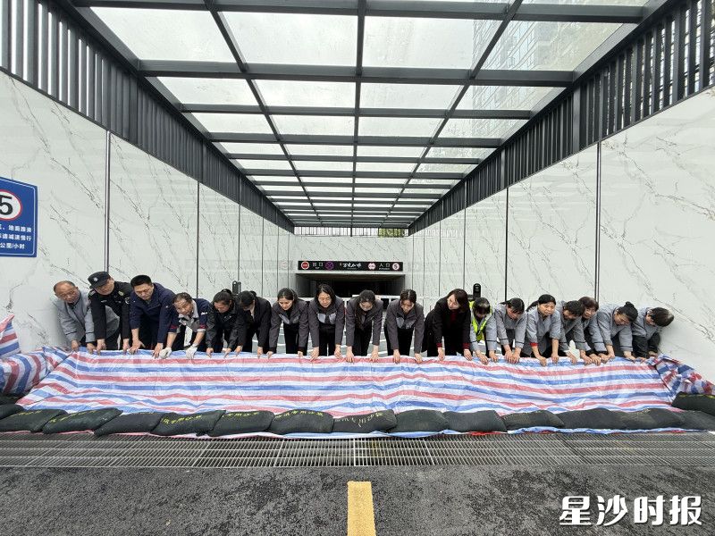 长沙五矿万境松雅项目开展防汛演练,正在地下车库堆放沙袋。县住房城乡建设局供图 长沙五矿万境松雅项目开展防汛演练,正在地下车库堆放沙袋。县住房城乡建设局供图