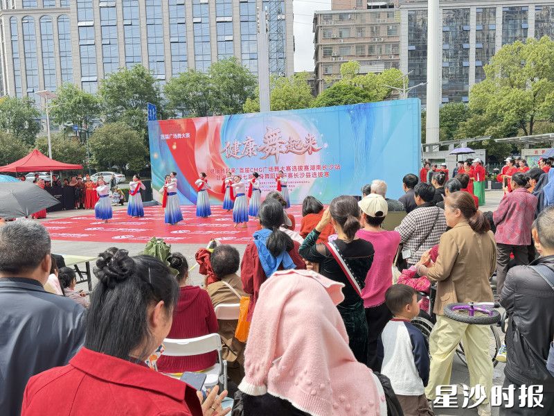 伴随着欢快昂扬、节奏明快的音乐,社区舞蹈队的居民们身着整齐靓丽的服装,依次登场展演。