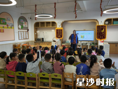 社区党员志愿者用温柔亲切的语气引导孩子们认真思考,在幼小心灵种下守护安全的种子。均为湘龙街道供图