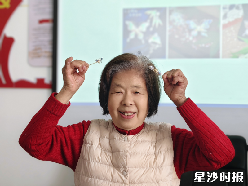 湘郡社区“螺钿缀流光 巧手映匠心”主题活动中,20余名长者将五彩贝片拼贴成蝴蝶、花卉。
