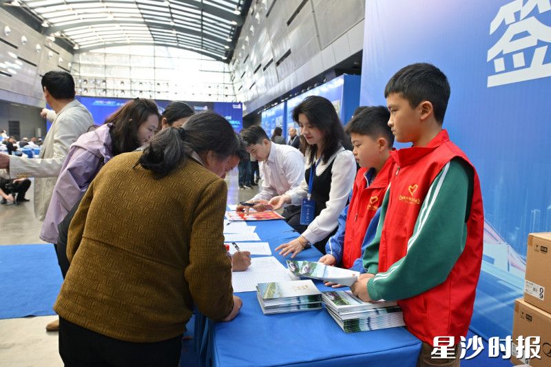 参会群众陆续签到入场。