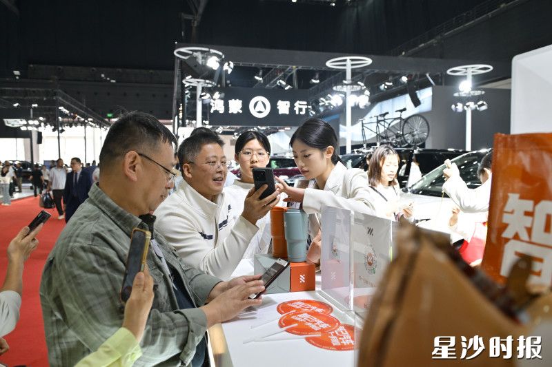 现场互动好礼多重红利吸引市民参与。刘思源 摄