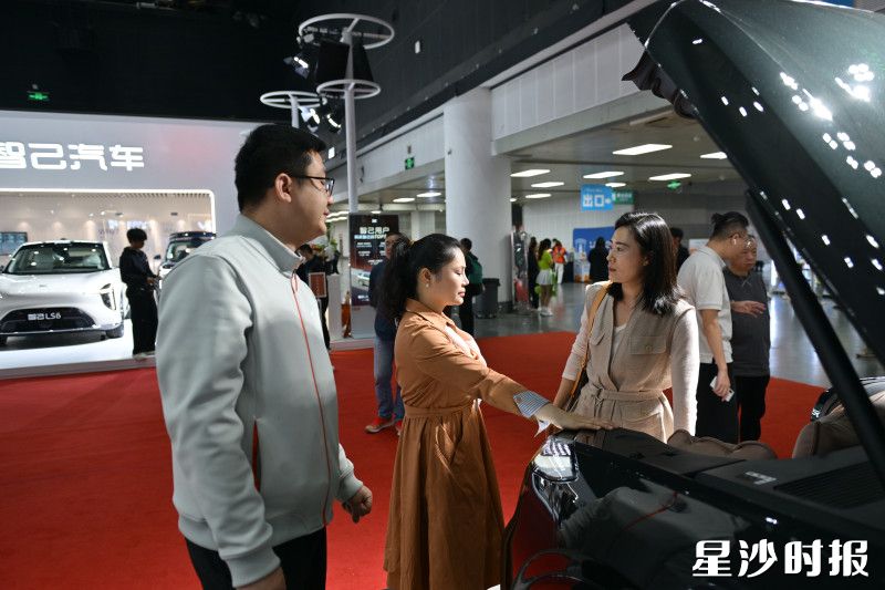 此次车展为市民打造一站式省心购车服务,成为准车主们的首选购车渠道。刘思源 摄