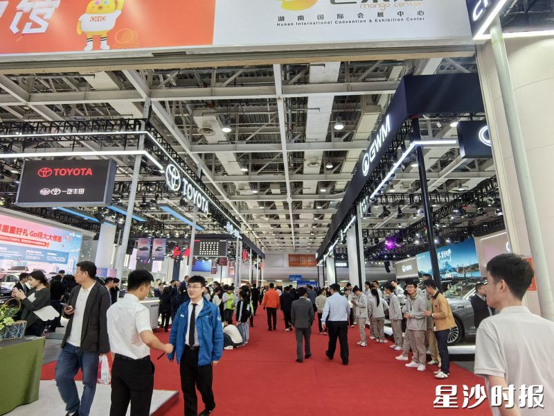 车展现场热闹非凡。李丹 摄 车展现场热闹非凡。李丹 摄