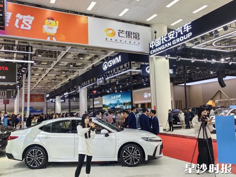 图为主播在直播介绍车展活动。李丹 摄