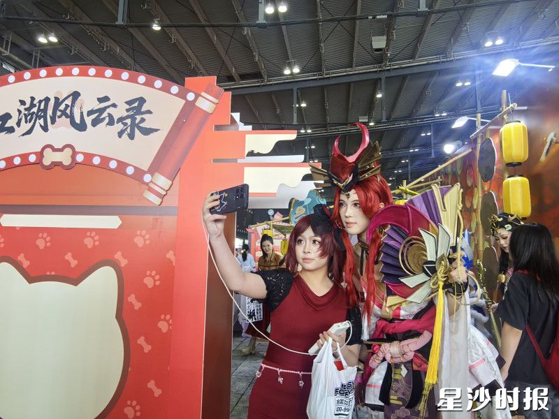 限定周边礼品与互动体验,吸引大批游戏玩家驻足打卡拍照。 限定周边礼品与互动体验,吸引大批游戏玩家驻足打卡拍照。