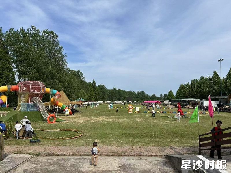 渡槽文化园草坪区,孩子们在尽情游玩。均为春华镇供图 渡槽文化园草坪区,孩子们在尽情游玩。均为春华镇供图
