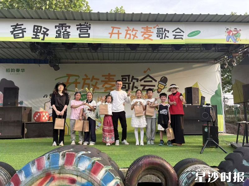 参与游戏后,游客们上台领取奖励。 参与游戏后,游客们上台领取奖励。