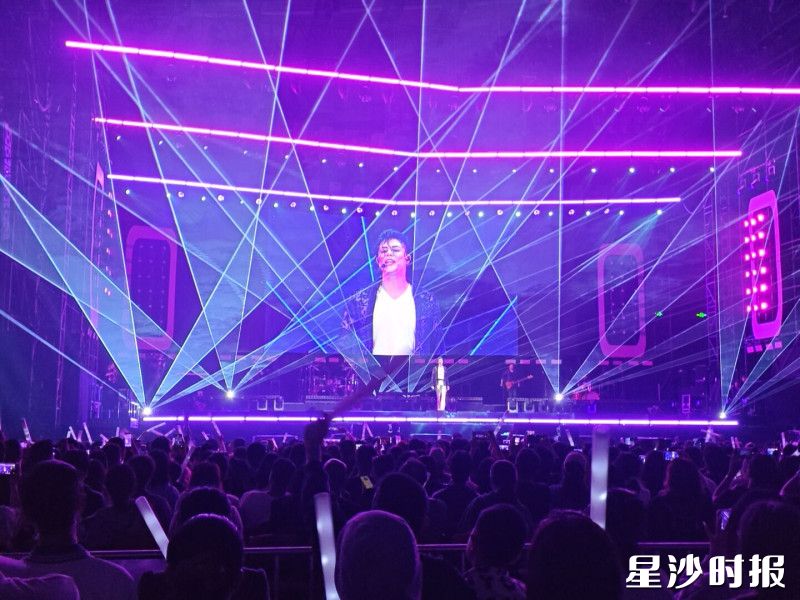 舞台之上,灯光如潮翻涌,节奏层层推进;舞台之下,观众挥舞双手、齐声合唱。 舞台之上,灯光如潮翻涌,节奏层层推进;舞台之下,观众挥舞双手、齐声合唱。