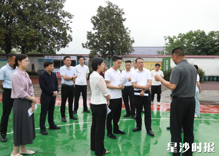 调研组一行在金井镇惠农小学调研。均为杨源 摄 调研组一行在金井镇惠农小学调研。均为杨源 摄